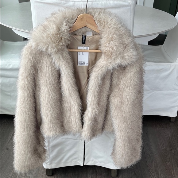 H&M Jackets & Blazers - Faux Fur Cropped Jacket - Beige